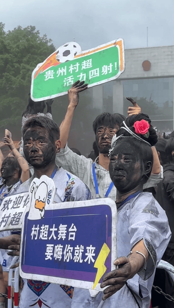 里参加云南抹黑节主打一个为了纯粹的快乐不朽情缘已“黑化”！游客驱车3000公(图2)