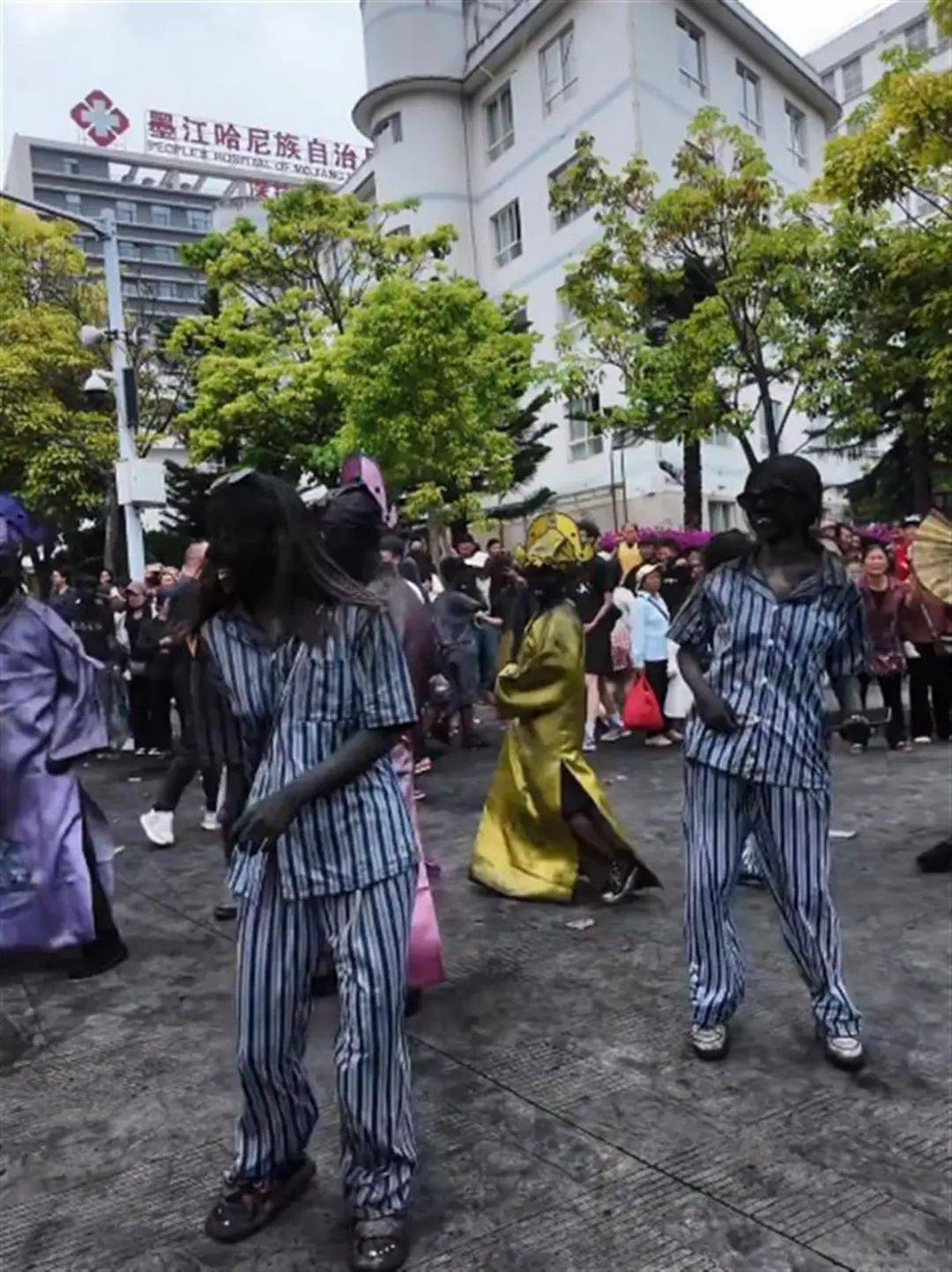 里参加云南抹黑节主打一个为了纯粹的快乐不朽情缘已“黑化”！游客驱车3000公(图3)